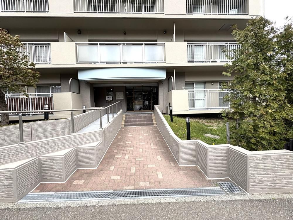 Renovated 3LDK Apartment in Sapporo's Teine Ward Near Inaho Station - Thumbnail 2