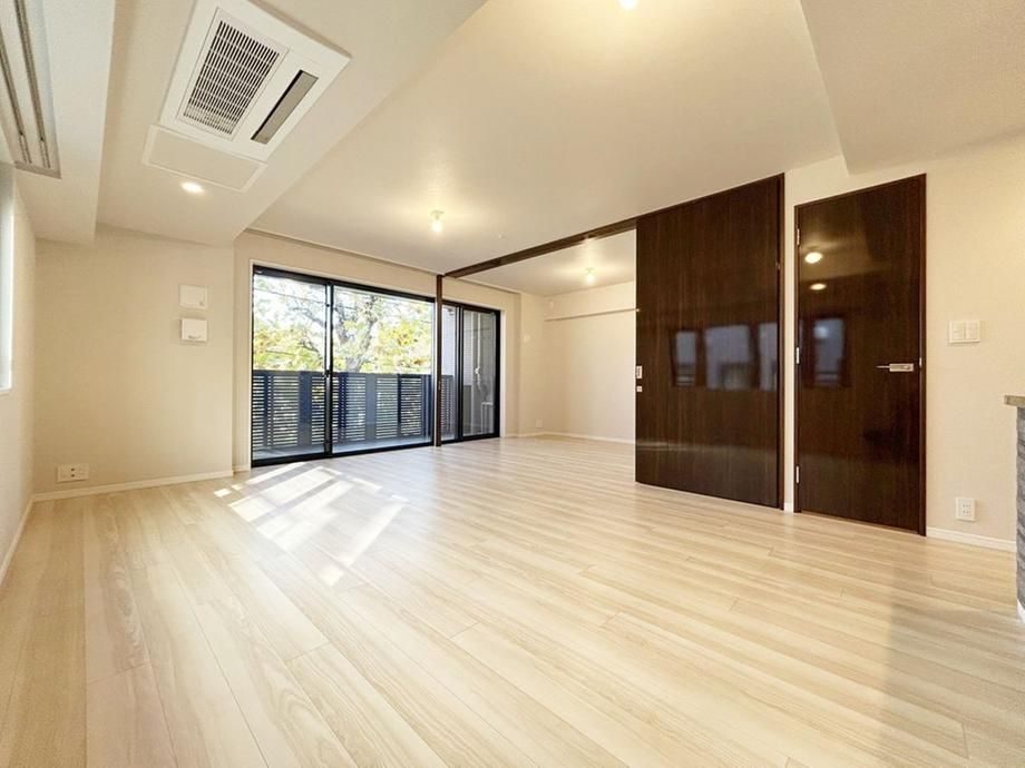 Renovated 3LDK Corner Apartment in Shinjuku, Tokyo - Thumbnail 3