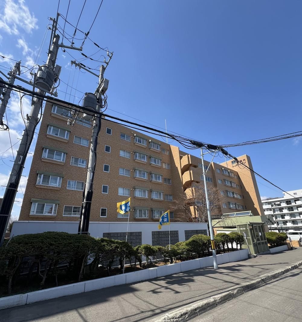 Renovated 3LDK Apartment in Sapporo Minami Ward with Parking - Thumbnail 2