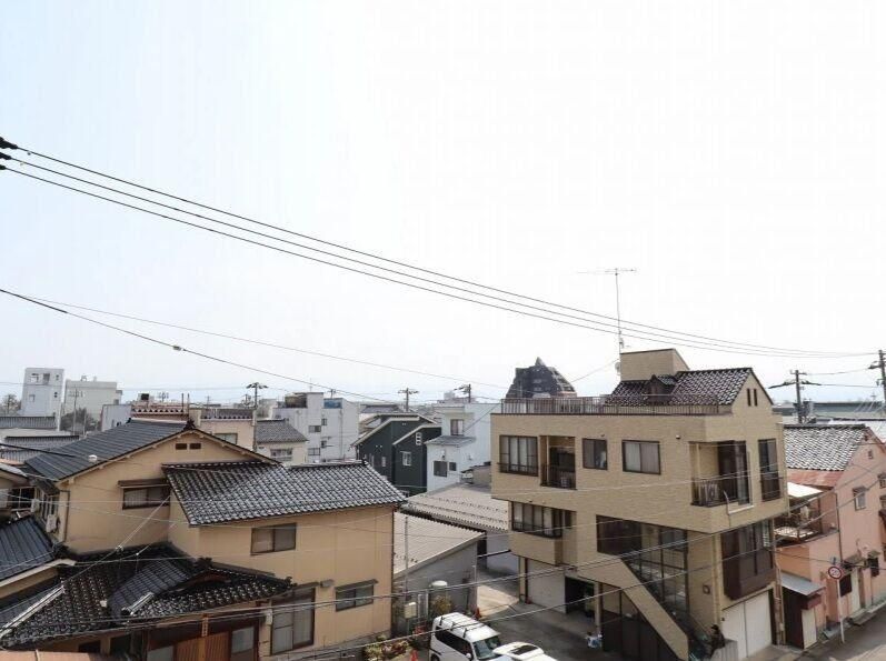 3DK Corner Apartment Near Kamihonmachi Station in Toyama - Thumbnail 2
