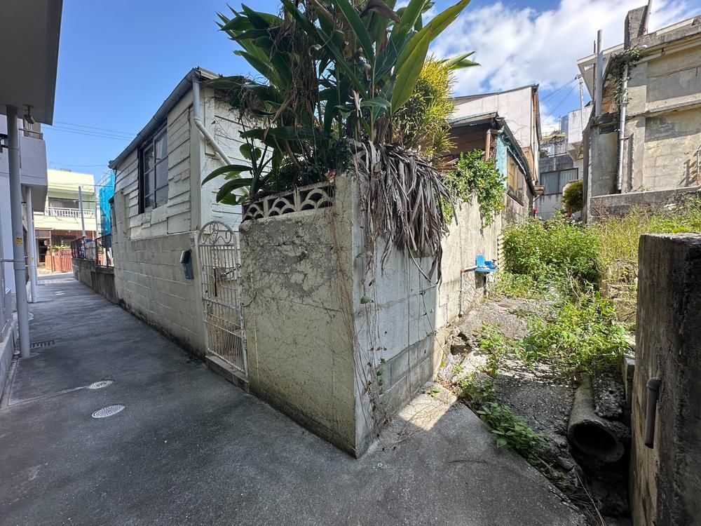 Residential Land in Naha City, Okinawa - 350.98 sqm with Parking - Thumbnail 2