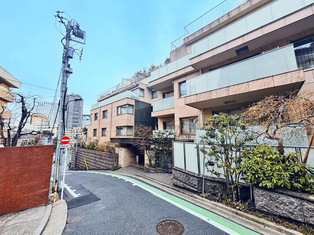 1LDK Apartment for Sale in Akasaka, Minato-ku, Tokyo - Thumbnail 2