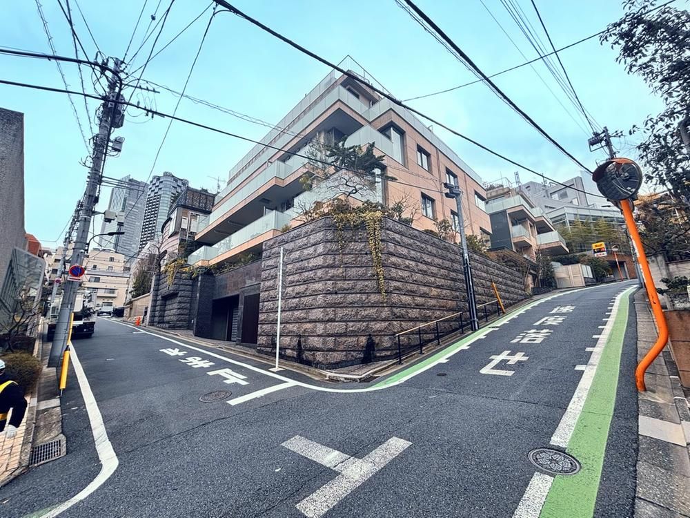 1LDK Apartment for Sale in Akasaka, Minato-ku, Tokyo - Thumbnail 3