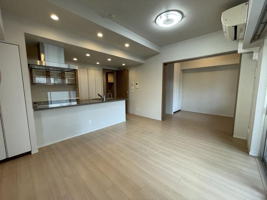 3LDK Apartment for Sale in Yotsuya, Shinjuku, Tokyo - Thumbnail 3