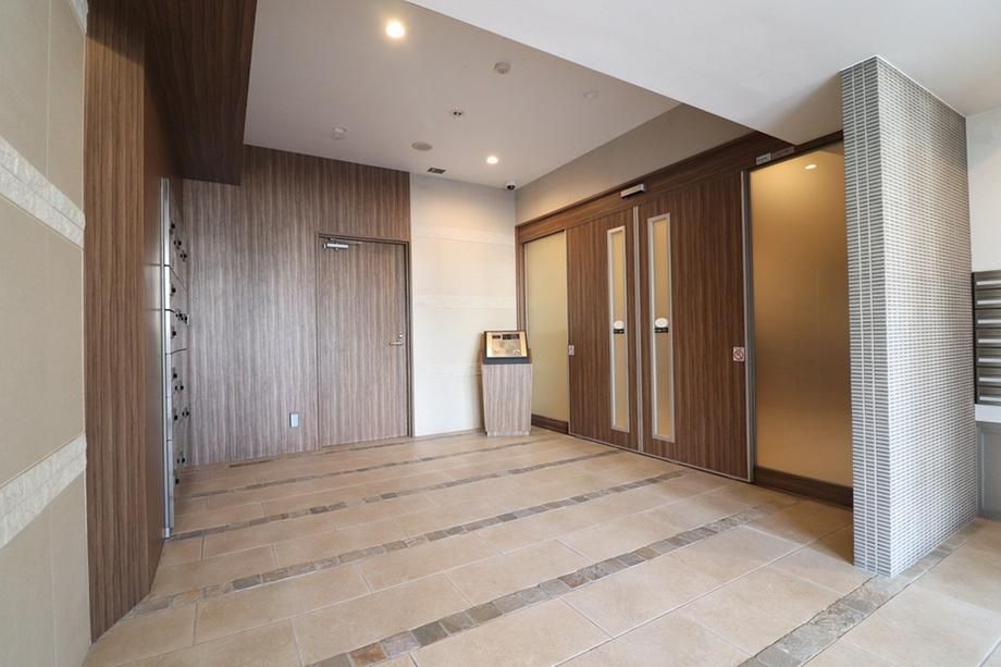 Spacious Top-Floor 2LDK Apartment in Okinawa City - Thumbnail 3