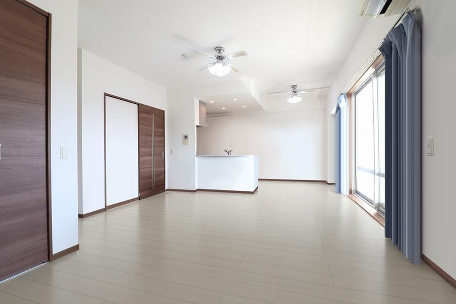 Spacious Top-Floor 2LDK Apartment in Okinawa City - Thumbnail 4