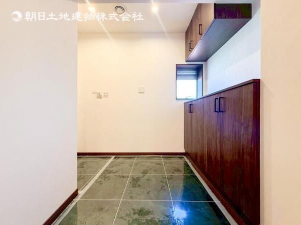 Renovated 2LDK Apartment for Sale in Yamate-cho, Yokohama - Thumbnail 3