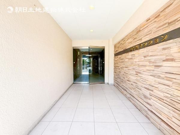 Renovated 2LDK Apartment for Sale in Yamate-cho, Yokohama - Thumbnail 2