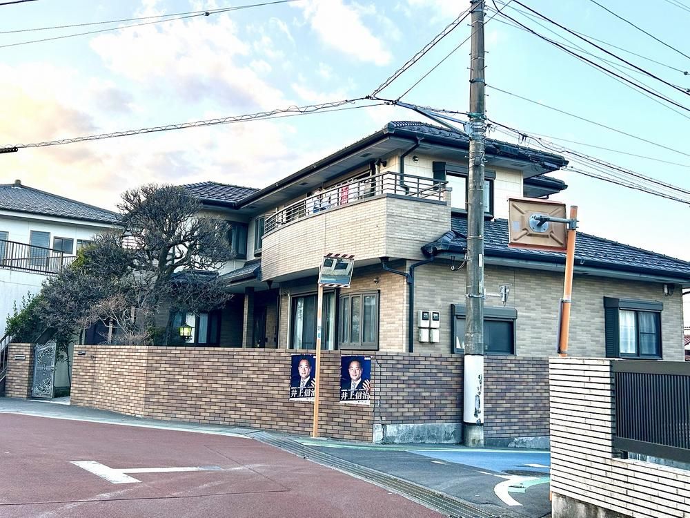 Luxurious Two-Generation Home with Garage Rooftop in Ome, Tokyo - Thumbnail 3