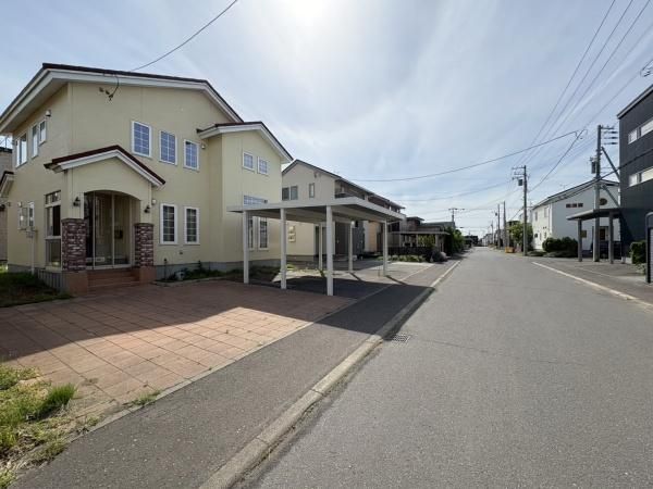 4LDK House for Sale in Teine-ku, Sapporo with Large Garden - Thumbnail 2