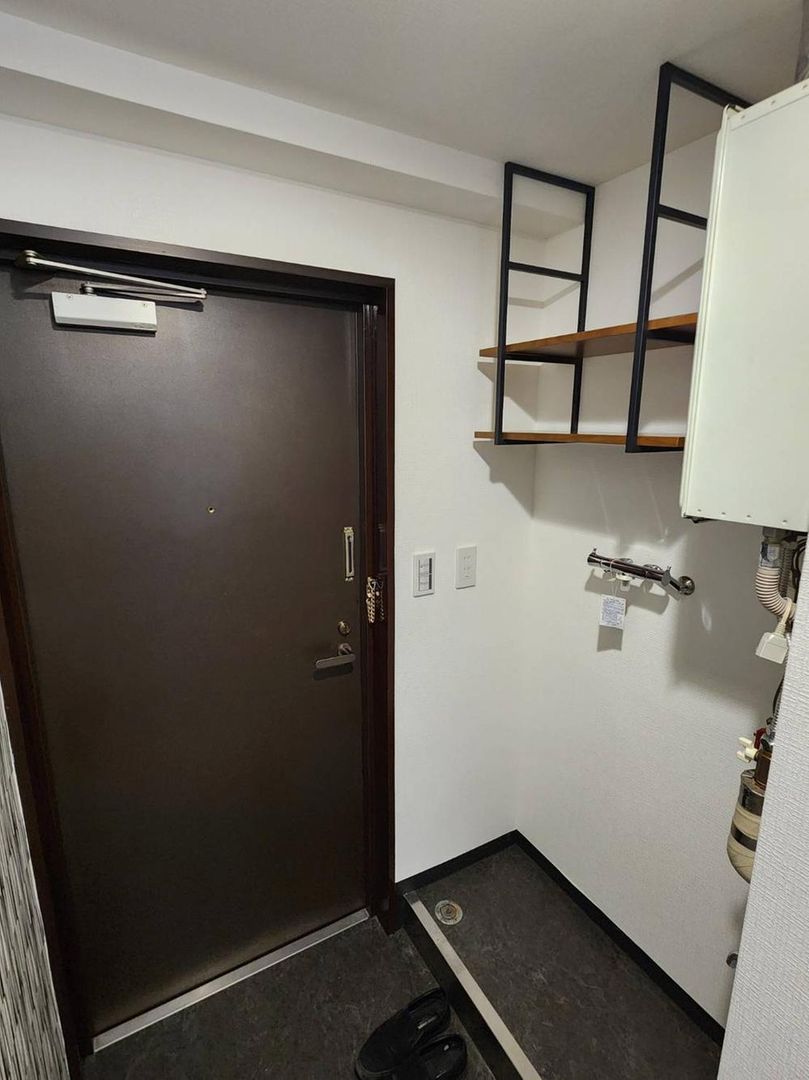 Renovated Studio Apartment Near Maruyama Koen Station in Sapporo - Thumbnail 3