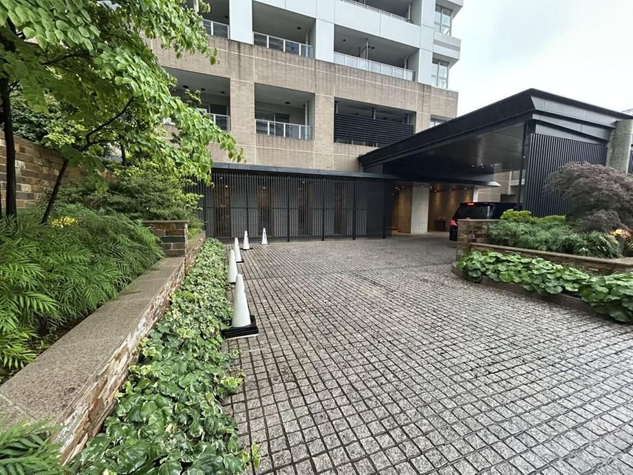 45th Floor 2LDK Apartment for Sale in Nishi-Shinjuku, Tokyo - Thumbnail 3