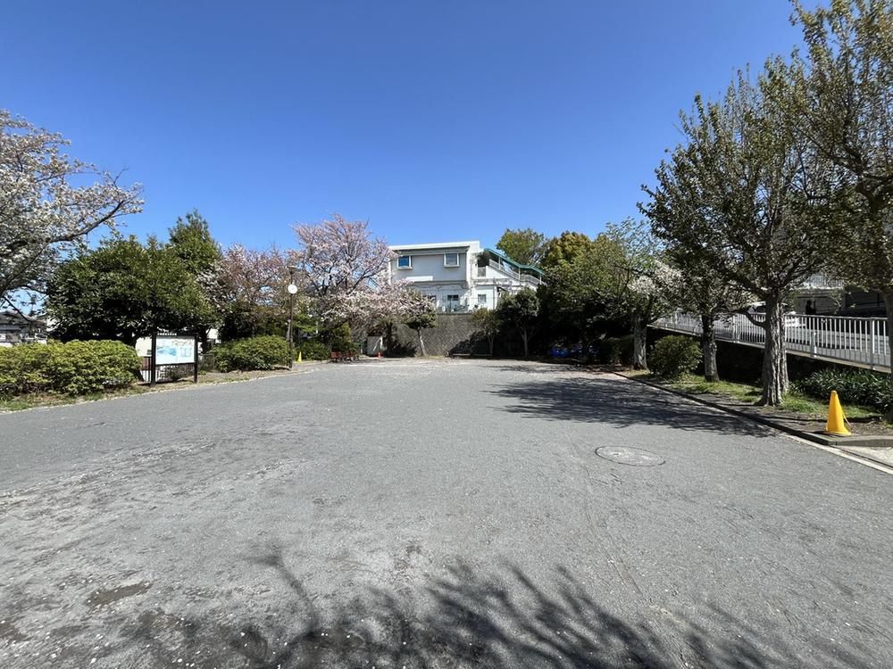 5LDK+S Detached House on Sunny Corner Lot in Yokohama - Thumbnail 3