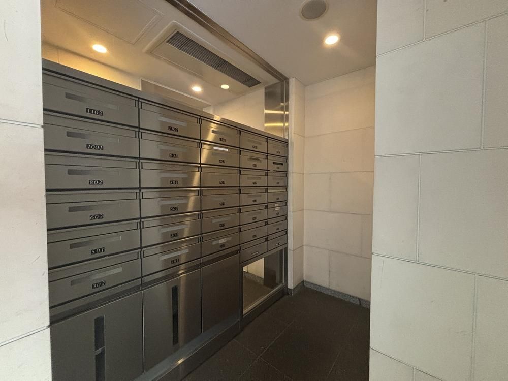 2LDK Apartment for Sale Near Nakano-sakaue Station, Tokyo - Thumbnail 2