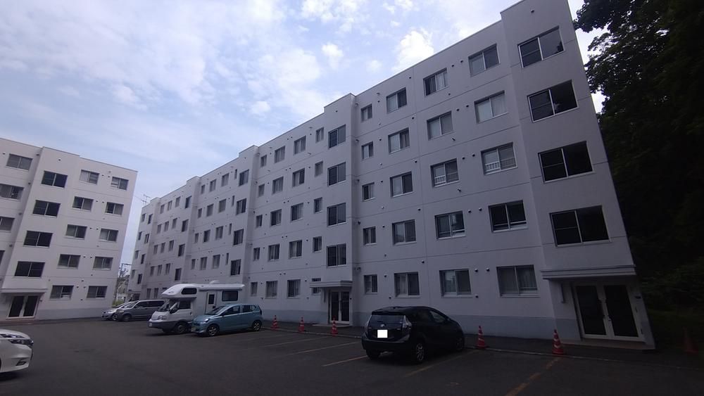 3LDK Apartment for Sale in Minami-ku, Sapporo, 75.9m2 - Thumbnail 2