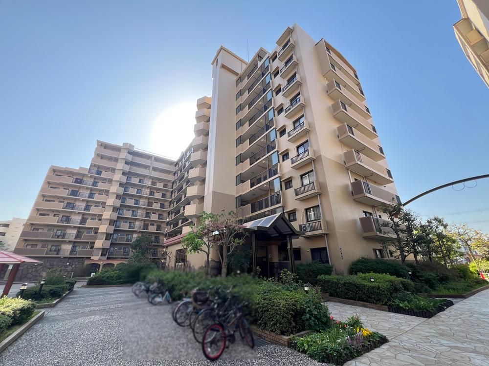 4LDK Apartment for Sale in Daito, Osaka near Suminodo Station - Image 1