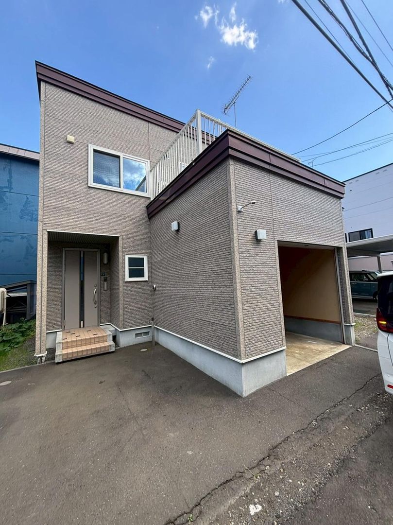 Spacious 2LDK House for Sale in Toyohira, Sapporo with Parking - Thumbnail 2