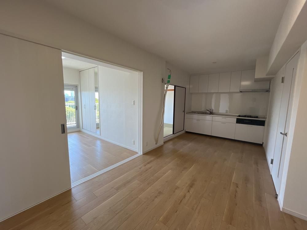 4LDK Apartment for Sale in Suita, Osaka - 80.14m2 with Lake View - Thumbnail 2