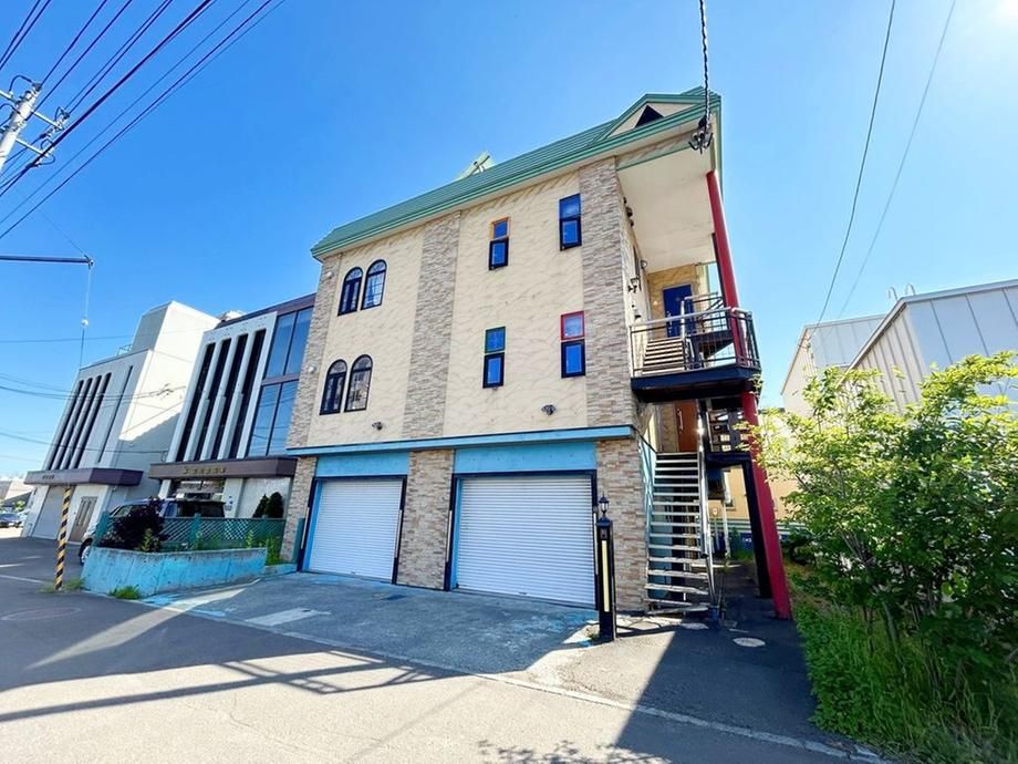 4LDK House for Sale in Nishi-ku, Sapporo with Solar Panels - Image 1