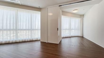 Renovated 3LDK Apartment on 35th Floor in Shinjuku, Tokyo - Thumbnail 2