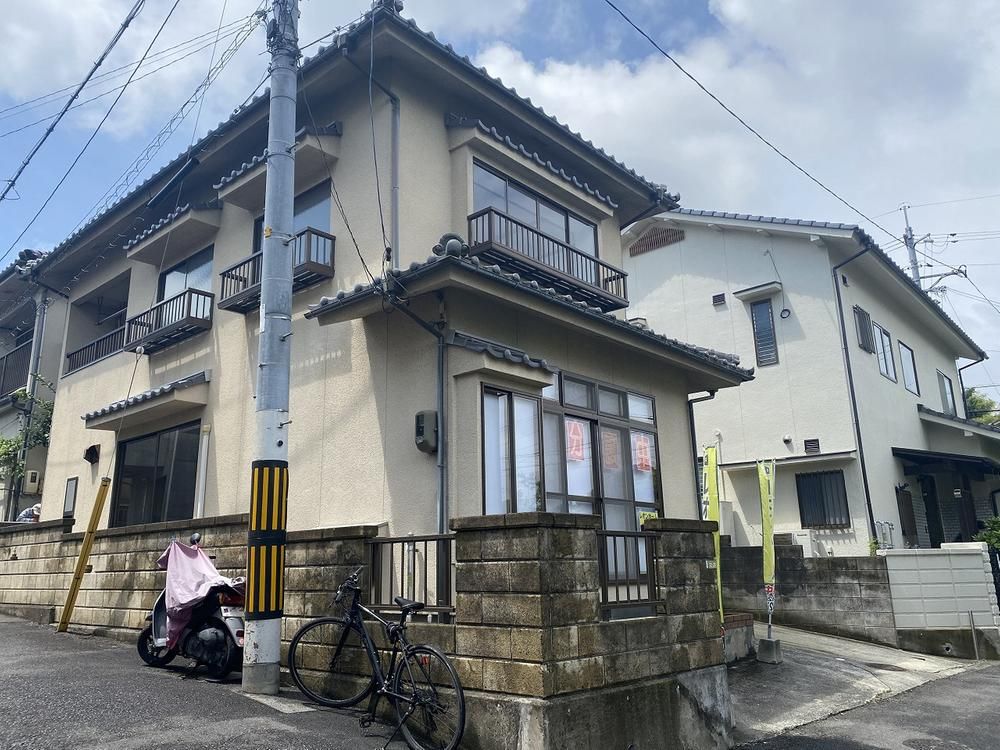 Renovated 4LDK House for Sale in Hiroshima's Tozaka - Image 1