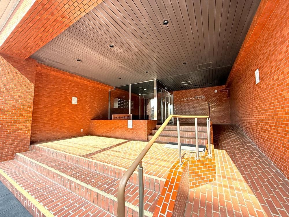 Renovated 2LDK Apartment for Sale Near Nishi-sen 11-jo Station | 62.7m2 - Thumbnail 4