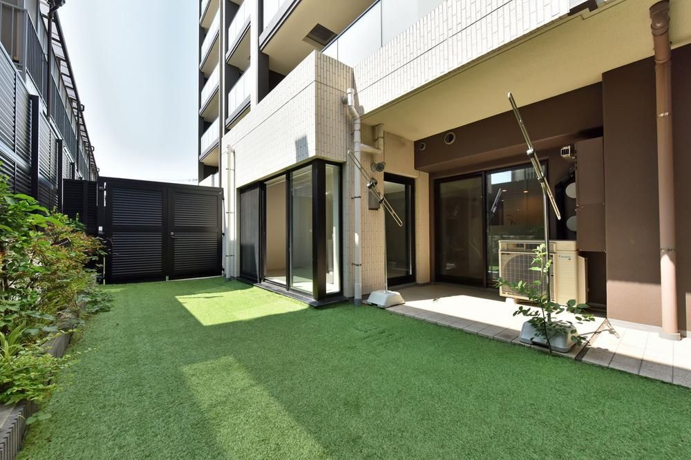 Spacious 2LDK Apartment with Garden in Tsunashima, Yokohama - Image 1