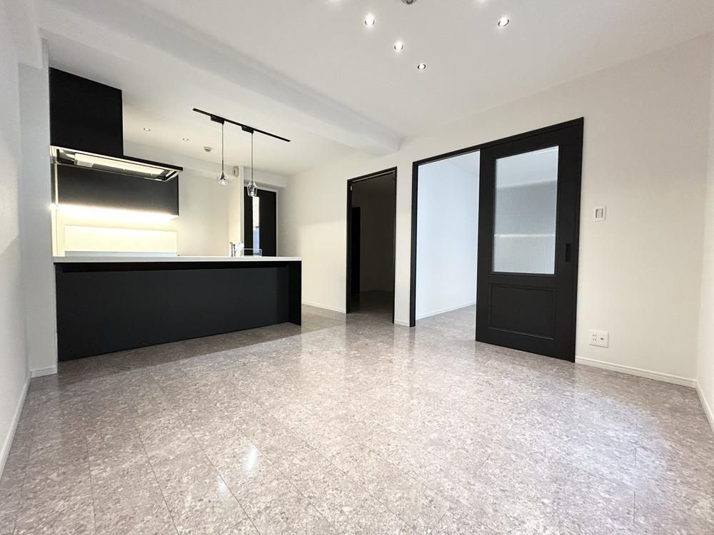 3LDK Renovated Apartment in Nakatsu, Kita-ku, Osaka - Thumbnail 2