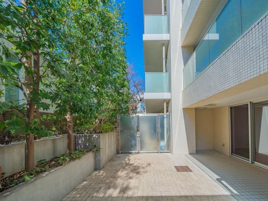 2LDK Apartment with Garden in Shibuya, Tokyo - 89.66 sqm - Thumbnail 3