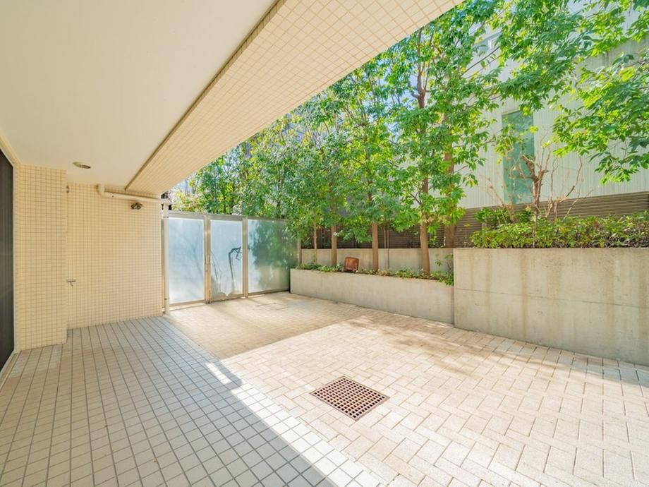2LDK Apartment with Garden in Shibuya, Tokyo - 89.66 sqm - Thumbnail 4