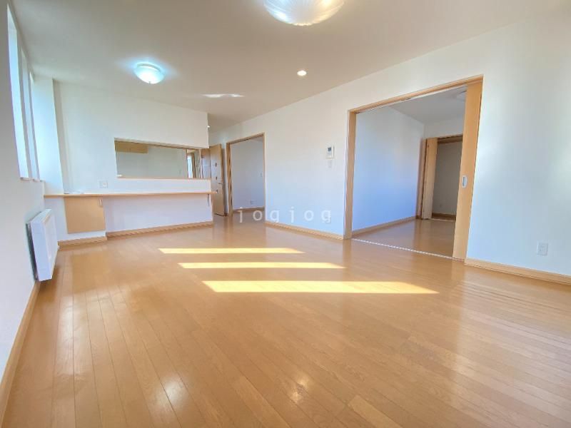 Spacious 4LDK Multi-Generational Home with Shop in Ishikari - Thumbnail 3