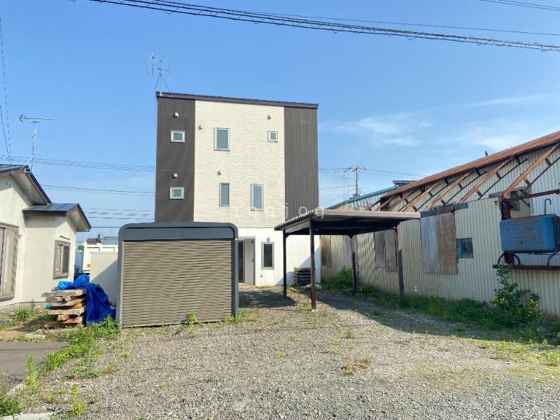 Spacious 4LDK Multi-Generational Home with Shop in Ishikari - Thumbnail 2