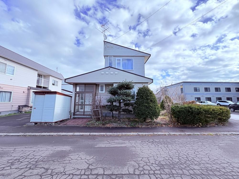 4LDK House for Sale in Kita-ku, Sapporo near Takuhoku Station - Thumbnail 4