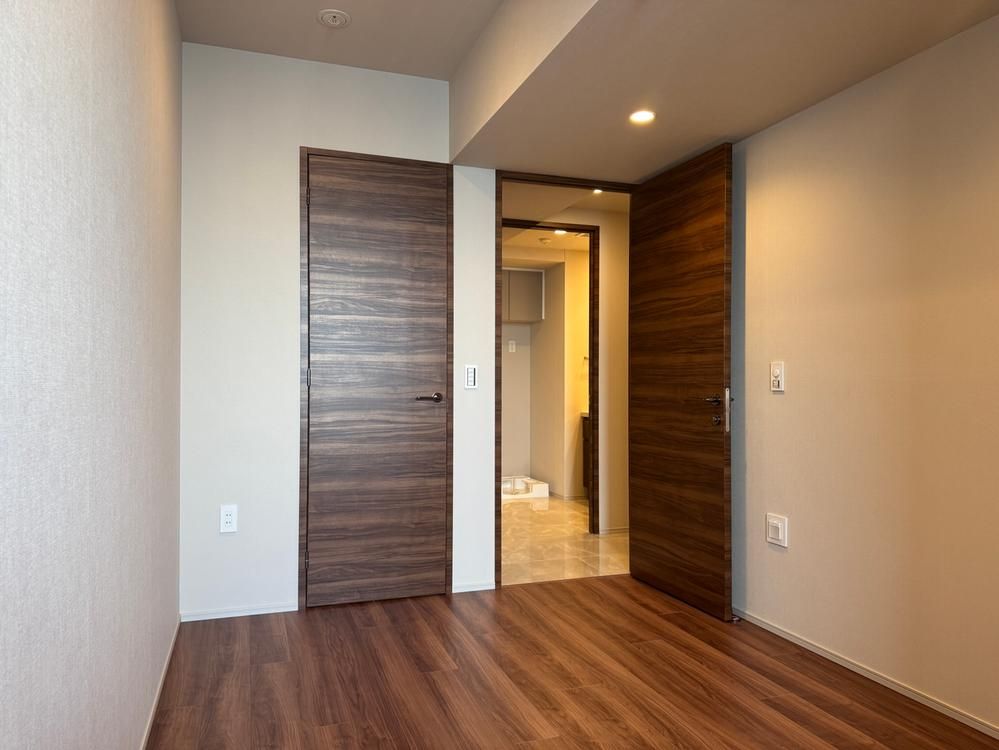 3LDK Apartment in THE YOKOHAMA FRONT TOWER, Yokohama - Thumbnail 2