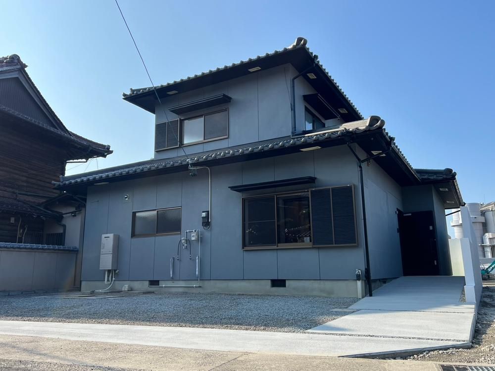 Renovated 4LDK House with Large Terrace in Kannonji, Kagawa - Thumbnail 2