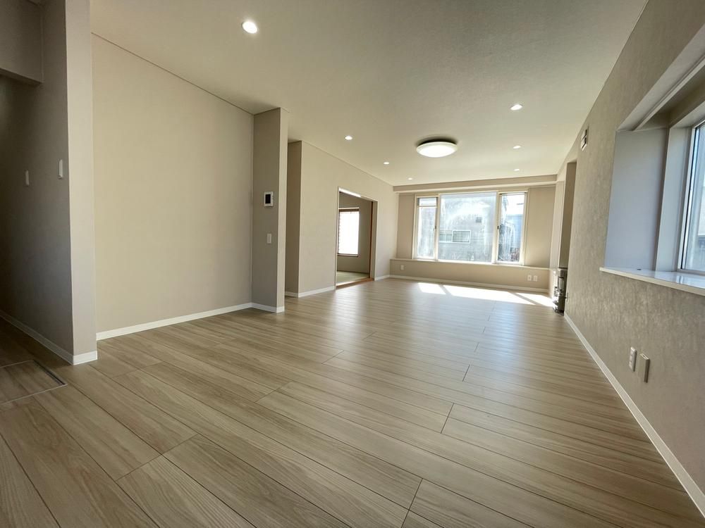 Renovated 4LDK House Near Aoba Station in Tomakomai - Thumbnail 2