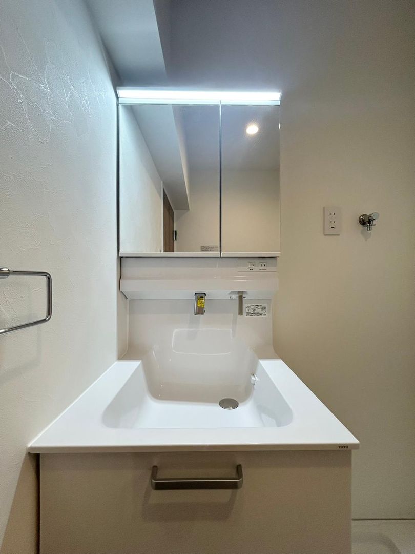Renovated 2LDK Apartment Near Esaka Station in Suita - Thumbnail 4