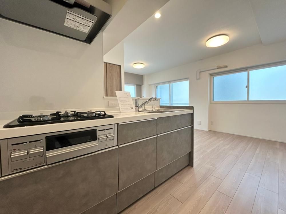 Renovated 2LDK Apartment Near Esaka Station in Suita - Thumbnail 3