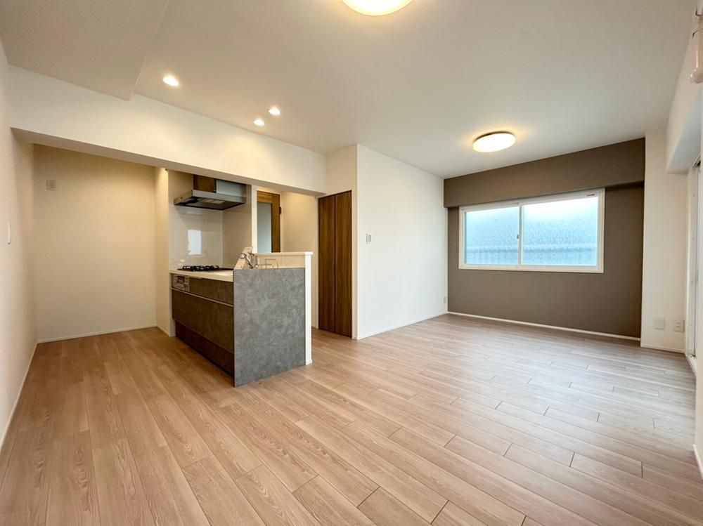 Renovated 2LDK Apartment Near Esaka Station in Suita - Thumbnail 2