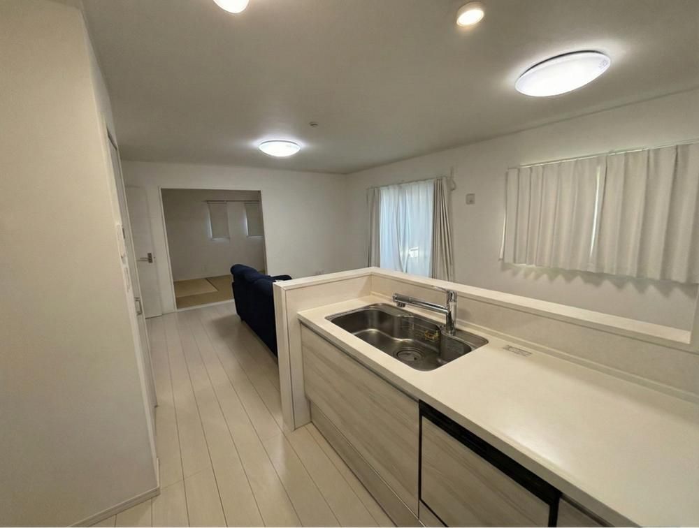 4LDK House for Sale in Yaese, Okinawa with Garden and 3 Car Parks - Image 1
