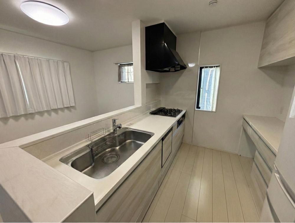 4LDK House for Sale in Yaese, Okinawa with Garden and 3 Car Parks - Thumbnail 4