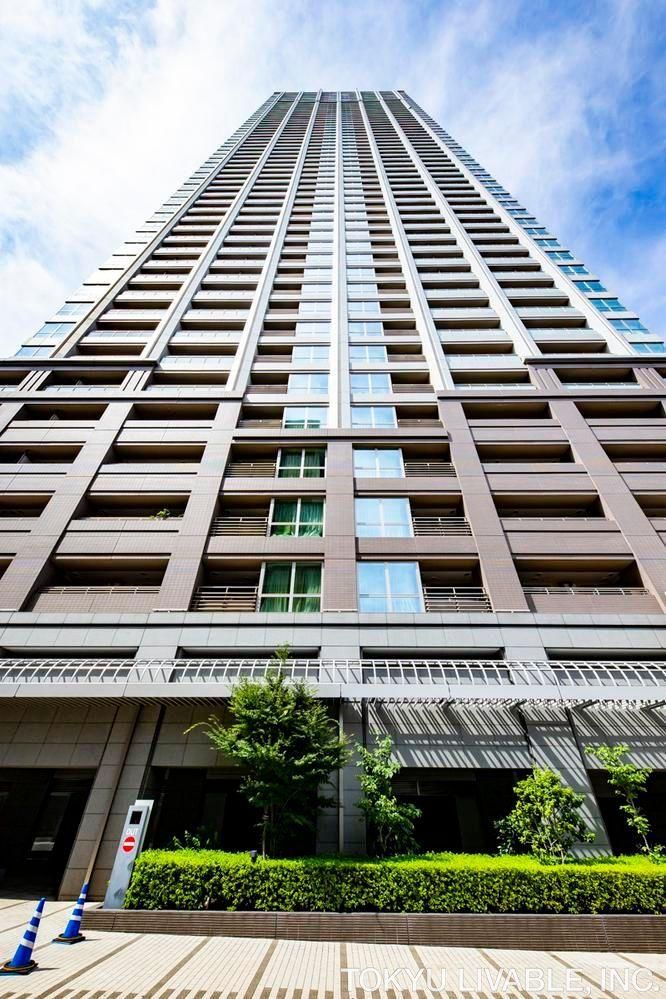2LDK Apartment for Sale in Shinjuku with Imperial Palace View - Thumbnail 3
