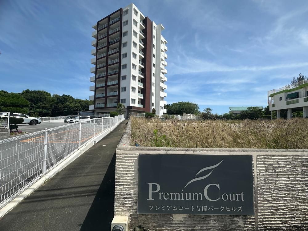 Renovated 2LDK Apartment in Okinawa City, 61.25m² - Thumbnail 2