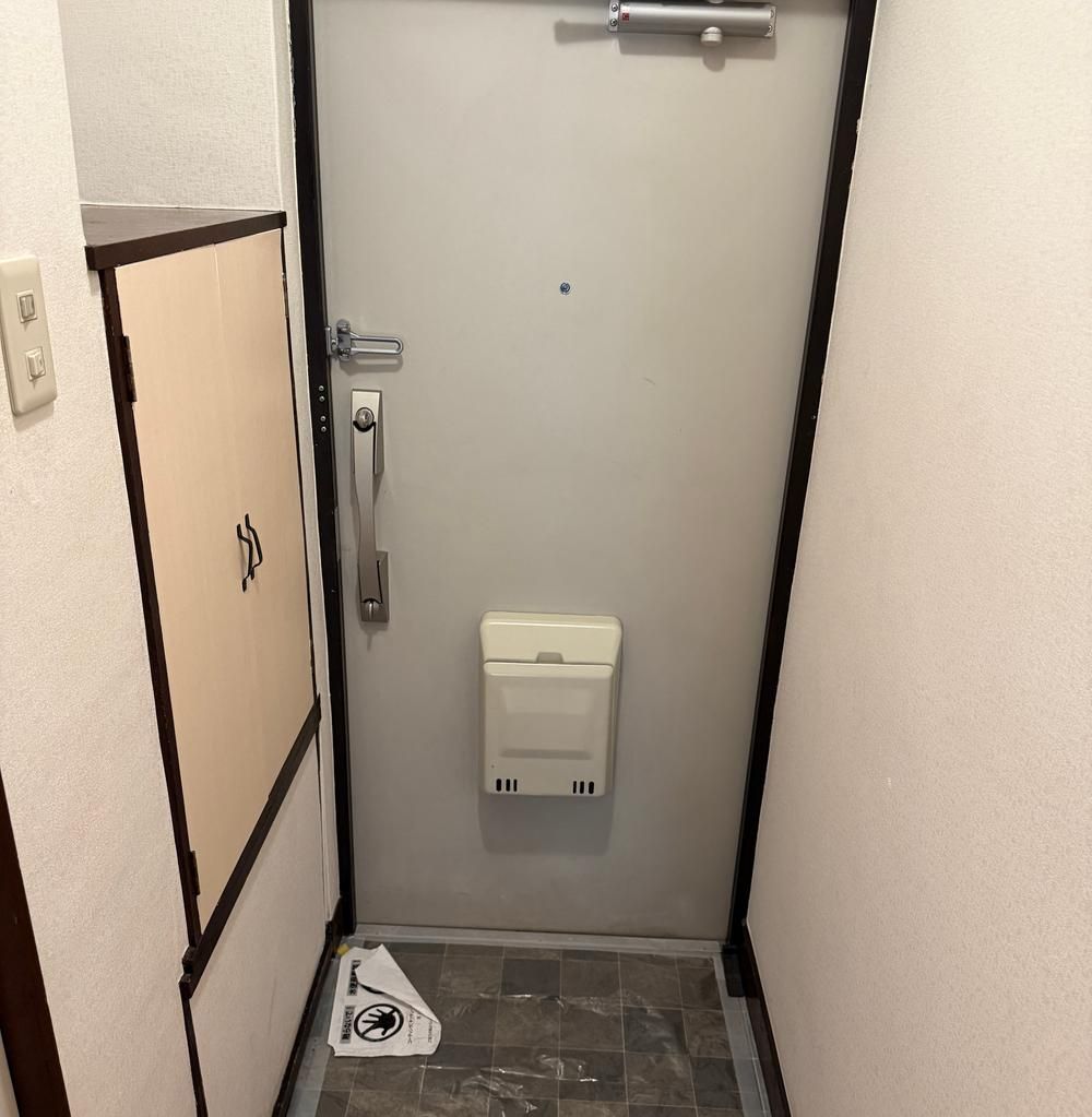 1DK Apartment for Sale in Tsurumi, Yokohama - 9.8 Million Yen - Thumbnail 2