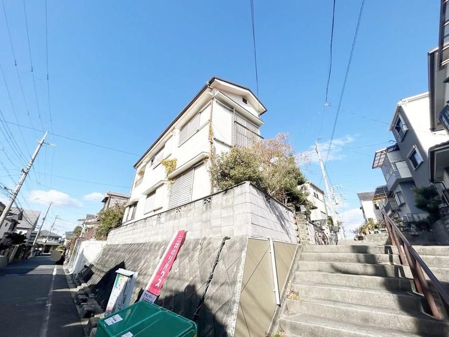 Land for Sale in Hirakata, Osaka - 95.82 sqm Corner Lot - Image 1