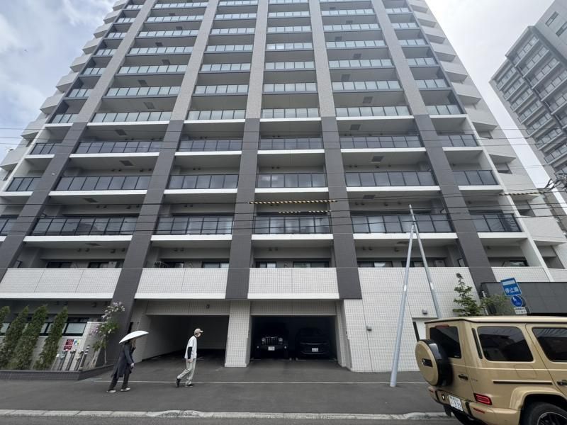 Modern 3LDK Apartment for Sale in Chuo-ku, Sapporo, Hokkaido - Thumbnail 2