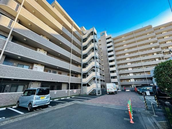South-Facing 3LDK Apartment for Sale in Atsugi, Kanagawa - Thumbnail 2