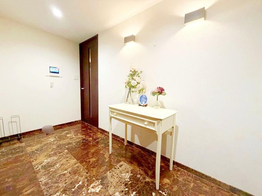 2LDK Apartment for Sale in Nishi-ku, Yokohama, 82.82 sqm - Thumbnail 2
