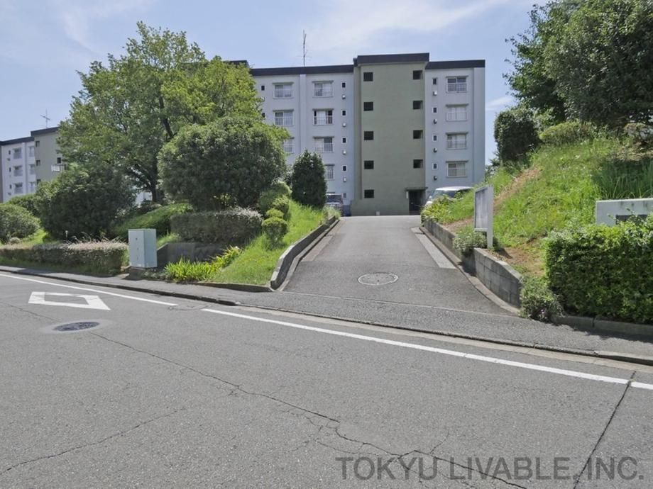 2LDK Apartment for Sale in Isogo, Yokohama - 58.25m2 - Thumbnail 2