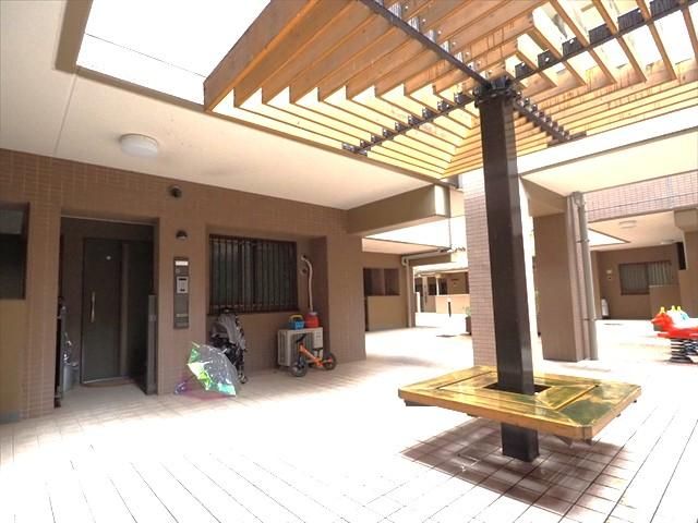 Renovated 2LDK Apartment with Garden in Kawasaki, Kanagawa - Thumbnail 2